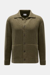 Vorderansicht des olivfarbenen 04651/ A trip in a bag Cardigan 'Boiled Blouson' aus schwerem Woll-Mix mit Umlegekragen, Slim Fit, sechs Knöpfen, Rippbündchen und schrägen Hüfttaschen.