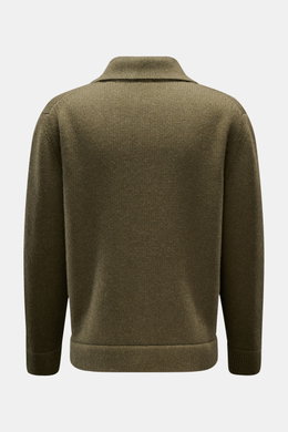 Rückansicht des olivfarbenen 04651/ A trip in a bag Cardigan 'Boiled Blouson' aus Woll-Mix mit Umlegekragen, Slim Fit und mittelfeinem Strick.