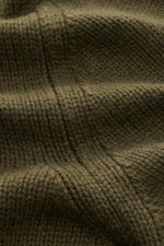 Nahaufnahme des olivfarbenen 04651/ A trip in a bag Cardigan 'Boiled Blouson' mit mittelfeinem Strick, weichem Griff und schwerer Qualität.