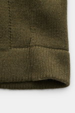 04651/ A trip in a bag Cardigan 'Boiled Blouson' oliv aus Woll-Mix, schwere Qualität, mittelfeines Strickbild, Rippbündchen, Detailaufnahme von unten.