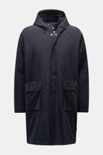 Frontale Aufnahme des 04651/ A trip in a bag Parka 'The Triple' navy mit Kapuze, Reißverschluss, herausnehmbarer Weste und zwei großen Taschen.