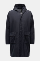 Frontale Aufnahme des 04651/ A trip in a bag Parka 'The Triple' navy mit Kapuze, Reißverschluss, herausnehmbarer Weste und zwei großen Taschen.