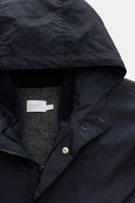 Nahaufnahme von Kapuze und Kragen des 04651/ A trip in a bag Parka 'The Triple' navy mit herausnehmbarer Weste, Reißverschluss und Knöpfen.
