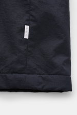 Nahaufnahme des Saum-Bereichs vom 04651/ A trip in a bag Parka 'The Triple' navy mit hochwertiger Microfaser und Logo-Weblabel.