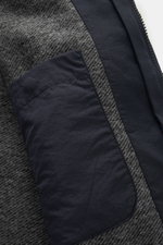 Nahaufnahme des Innenfutters und der Innentasche des 04651/ A trip in a bag Parka 'The Triple' navy mit herausnehmbarer Weste.