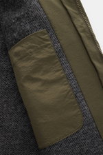 Innenansicht des 04651/ A trip in a bag Parka 'The Triple' oliv mit Innentasche, hochwertiger Microfaser und leicht strukturiertem Griff.