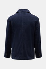 Rückansicht der 04651/ A trip in a bag Cord-Cabanjacke navy aus Breitcord Baumwolle, Slim Fit, Stretch, weicher Griff, garment dyed, variabler Reverskragen, Ärmel mit Knöpfen, Rückenmittelschlitz, halb gefüttert, Innentasche.