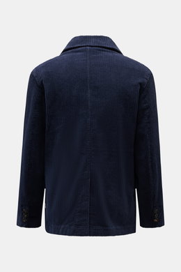 Rückansicht der 04651/ A trip in a bag Cord-Cabanjacke navy aus Breitcord Baumwolle, Slim Fit, Stretch, weicher Griff, garment dyed, variabler Reverskragen, Ärmel mit Knöpfen, Rückenmittelschlitz, halb gefüttert, Innentasche.