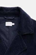 Nahaufnahme der variablen Reverskragenpartie der 04651/ A trip in a bag Cord-Cabanjacke navy aus navy Breitcord mit weichem Griff und Stretch-Anteil.
