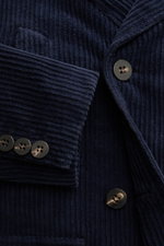 Nahaufnahme der 04651/ A trip in a bag Cord-Cabanjacke navy aus Breitcord-Baumwolle mit Stretch-Anteil, Slim Fit, drei Knöpfen, Reverskragen und Knopfärmeln.