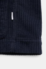 Nahaufnahme der unteren Kante der 04651/ A trip in a bag Cord-Cabanjacke navy aus Breitcord Baumwolle, halb gefüttert mit weichem Griff.