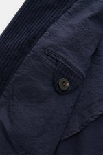 Innenansicht der 04651/ A trip in a bag Cord-Cabanjacke navy mit Breitcord aus Baumwolle, Stretch, weichem Griff, Slim Fit, Knopfdetails, Innentasche.