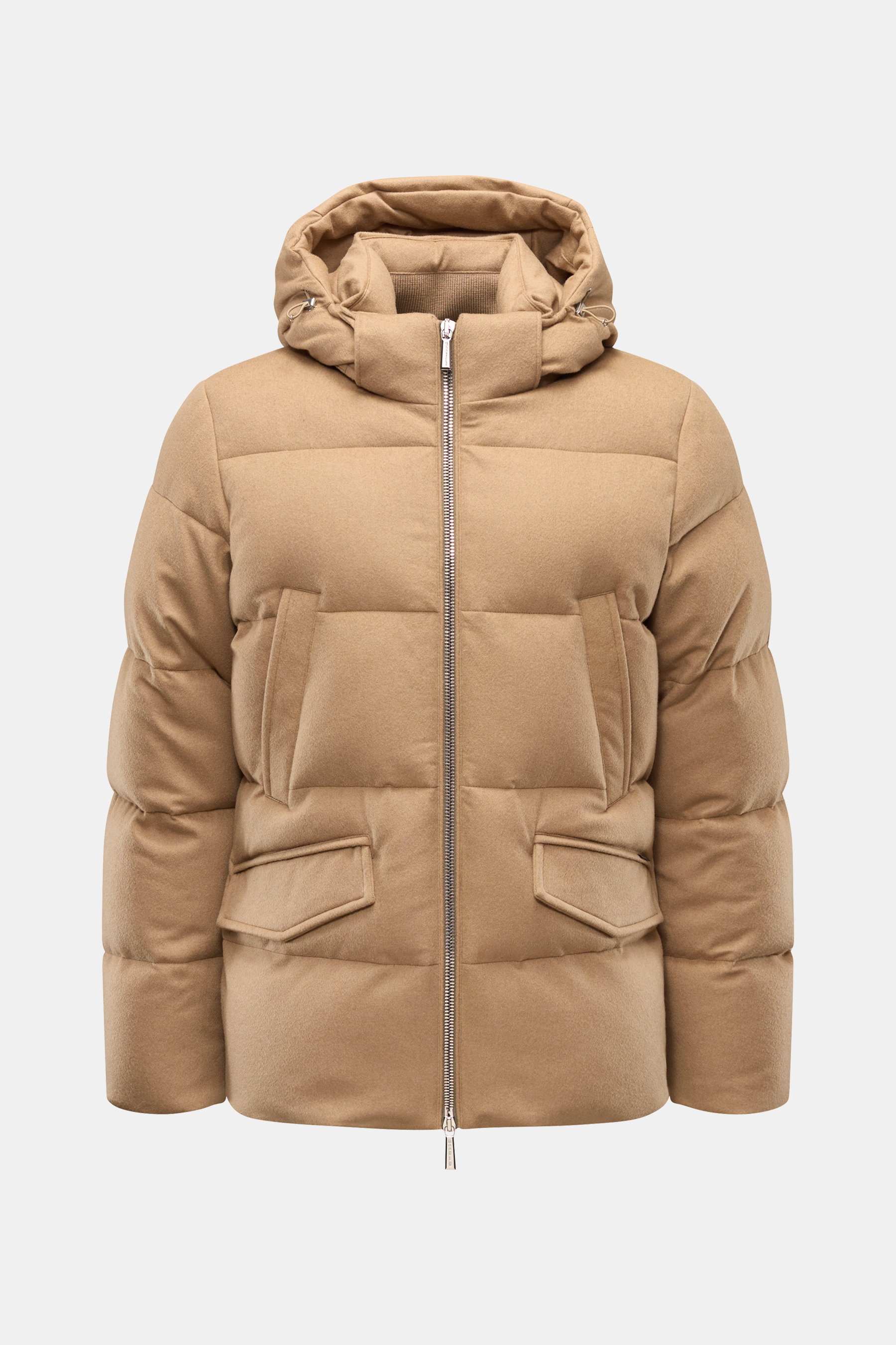 Moorer Daunenjacke "Valls" camel, frontal fotografiert, markant gesteppte Kamelwolljacke mit Kapuze, Slim Fit, Daunenfüllung, wind- und wasserabweisend, zwei Fronttaschen mit Patte, Handwärmetaschen, zwei Innentaschen, Zwei-Wege-Reißverschluss, weicher Gr