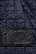 Nahaufnahme des herausnehmbaren Innenfutters des Stone Island Parka 'Twill Wool-TC Ghost Piece' navy mit Primaloft-Füllung.