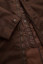 Stone Island Parka 'Twill Wool-TC Ghost Piece' dunkelbraun, Detailaufnahme von innen mit herausnehmbarem Innenfutter, Reißverschluss und Druckknöpfen.