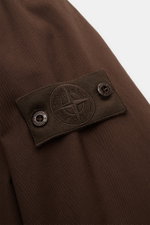Stone Island Parka 'Twill Wool-TC Ghost Piece' dunkelbraun, Detailaufnahme des tonalen Kompass-Badges an Ärmel aus reiner Wolle.