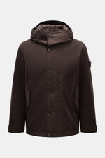 Stone Island Jacke 'Weatherproof Cotton Canvas Ghost Piece' dunkelbraun, frontale Ansicht, wind- und wasserabweisend, mit Kapuze, Knöpfen, Leistentaschen und Kompass-Badge.