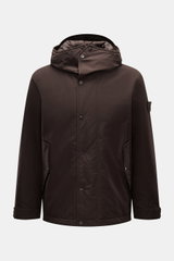 Stone Island Jacke 'Weatherproof Cotton Canvas Ghost Piece' dunkelbraun, frontale Ansicht, wind- und wasserabweisend, mit Kapuze, Knöpfen, Leistentaschen und Kompass-Badge.