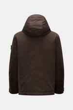 Stone Island Jacke "Weatherproof Cotton Canvas Ghost Piece" dunkelbraun, Rückansicht, wind- und wasserabweisender Baumwoll-Canvas, Kapuze, Slim Fit, Kompass-Badge.