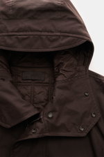 Stone Island Jacke 'Weatherproof Cotton Canvas Ghost Piece' dunkelbraun, Nahaufnahme von Kapuze und Kragen, wattiert, wind- und wasserabweisend, Baumwoll-Canvas.