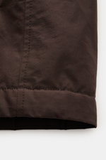 Alt-Tag (124 Zeichen): Nahaufnahme des Ärmelabschlusses der dunkelbraunen Stone Island Jacke 'Weatherproof Cotton Canvas Ghost Piece' aus Baumwoll-Canvas.