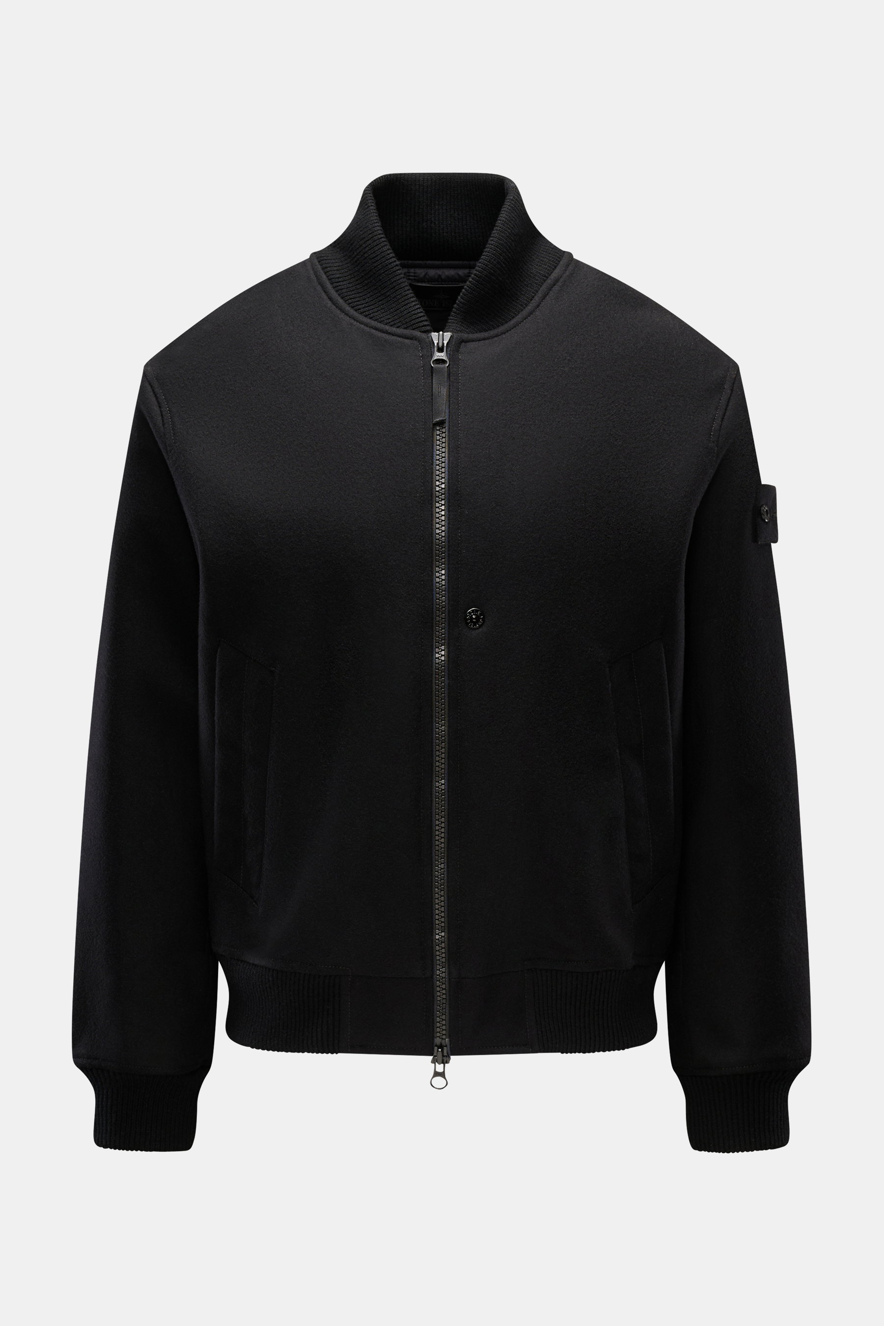 Stone Island Blouson "Performance Flannel Ghost Piece" schwarz, frontal, Slim Fit mit Rippkragen, wasserabweisend, Zwei-Wege-Reißverschluss, Rippbündchen, Leistentaschen, tonales Kompass-Badge, gesteppter Futterstoff, Innentasche.