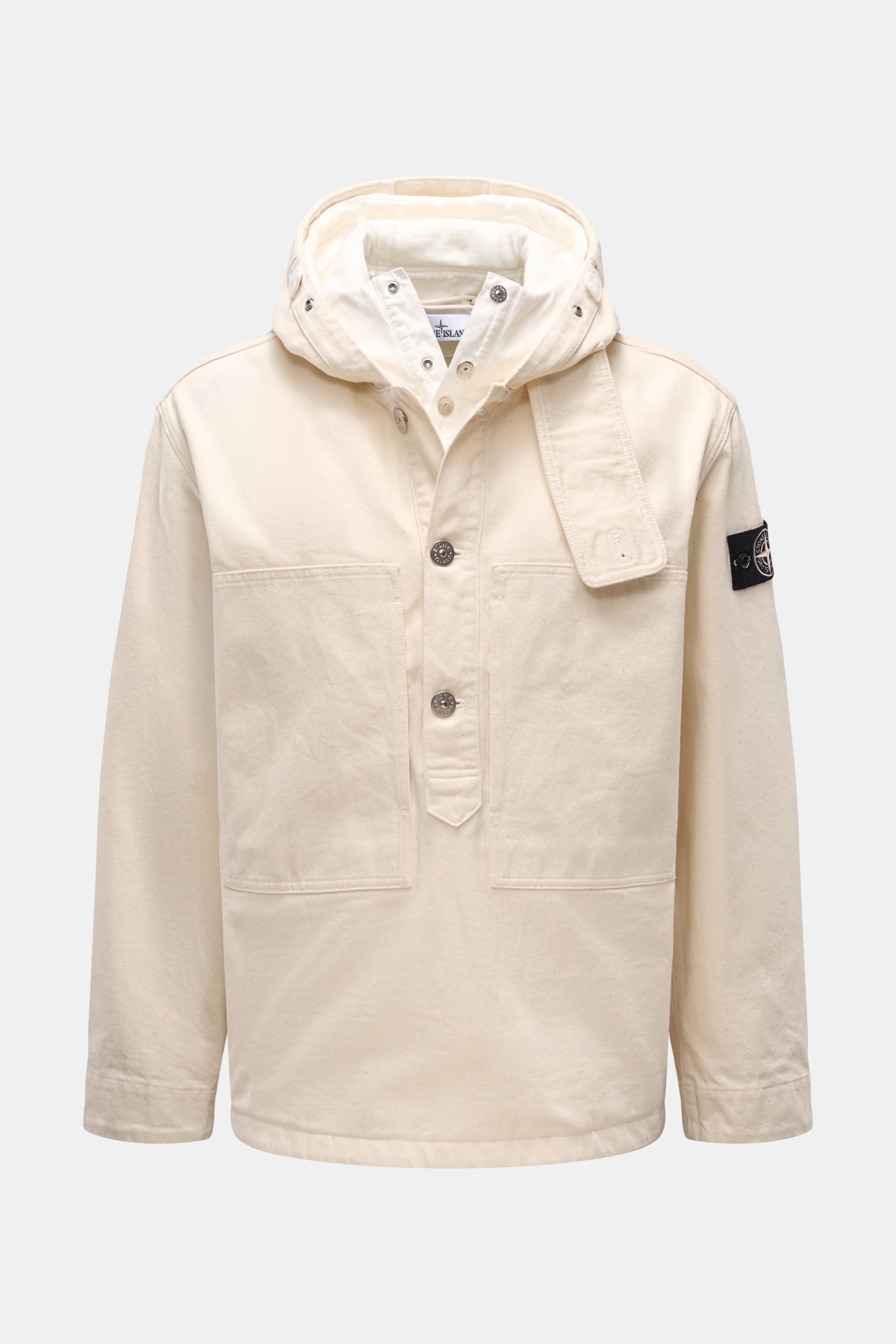 Stone Island Popover-Jacke 'Raw Beauty' creme, frontale Nahaufnahme, nachhaltige Gabardine aus 60% recycelter Baumwolle, Regular Fit, halbe Knopfleiste, abnehmbare Kapuze, Fronttaschen, Knopfärmel, Kompass-Badge.