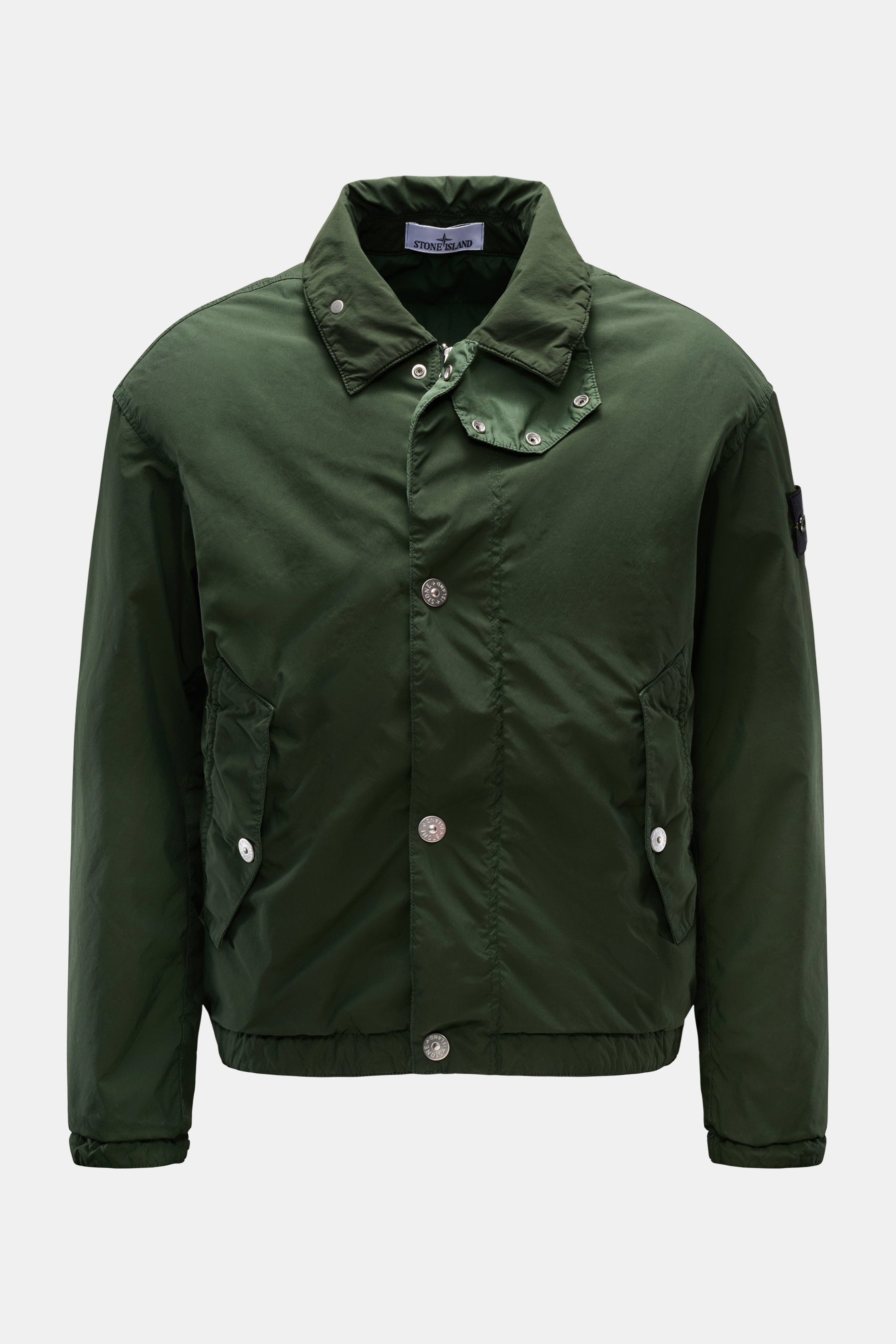 Stone Island Jacke 'Light Compact Touch Poly-TC' dunkelgrün, wasserabweisend, Regular Fit, von vorne, Kompass-Badge am Ärmel, zwei Pattentaschen.