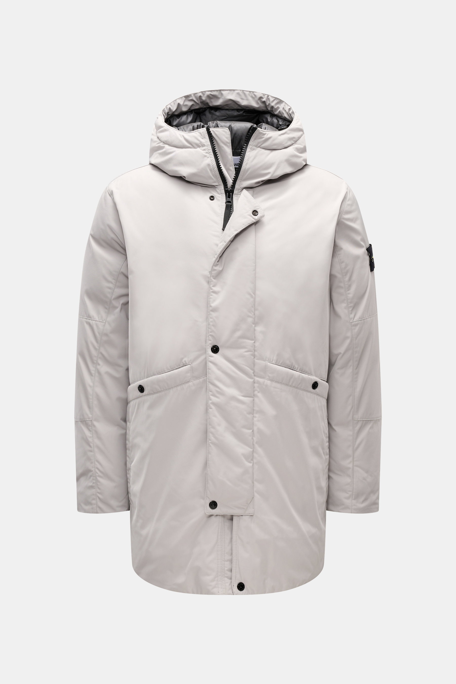 Stone Island Daunenparka "Micro Twill Down" sand, frontal fotografiert, mit Kapuze, wasserabweisend, wärmender Daunenfüllung, Twill-Mikrofaser, Kompass-Badge, Tunnelzug und praktischen Taschen.