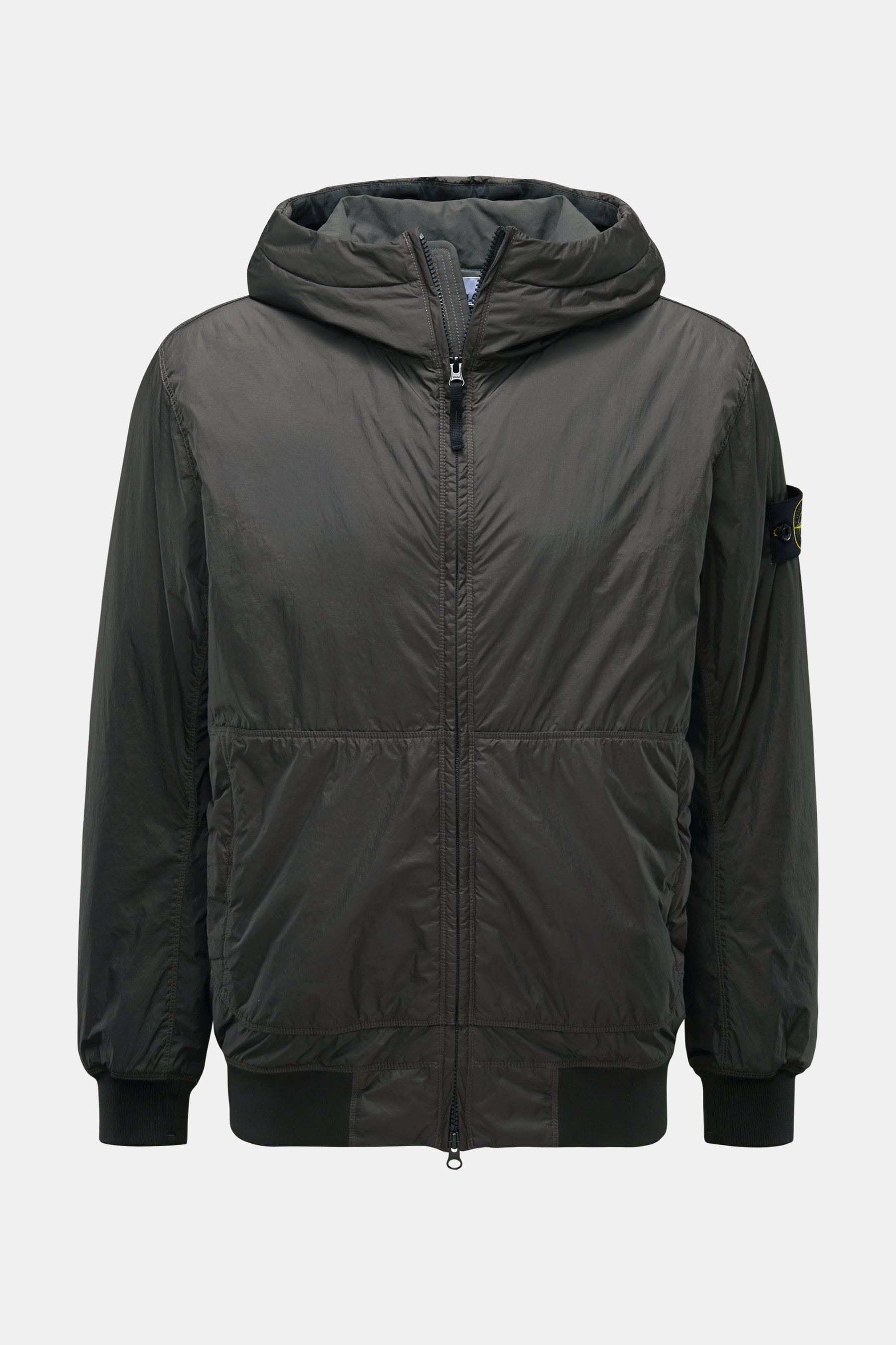 Stone Island Blouson 'Garment Dyed Crinkle Reps NY' dunkelgrau, frontal fotografiert, wind- und wasserabweisend, Kapuze, Kompass-Badge.