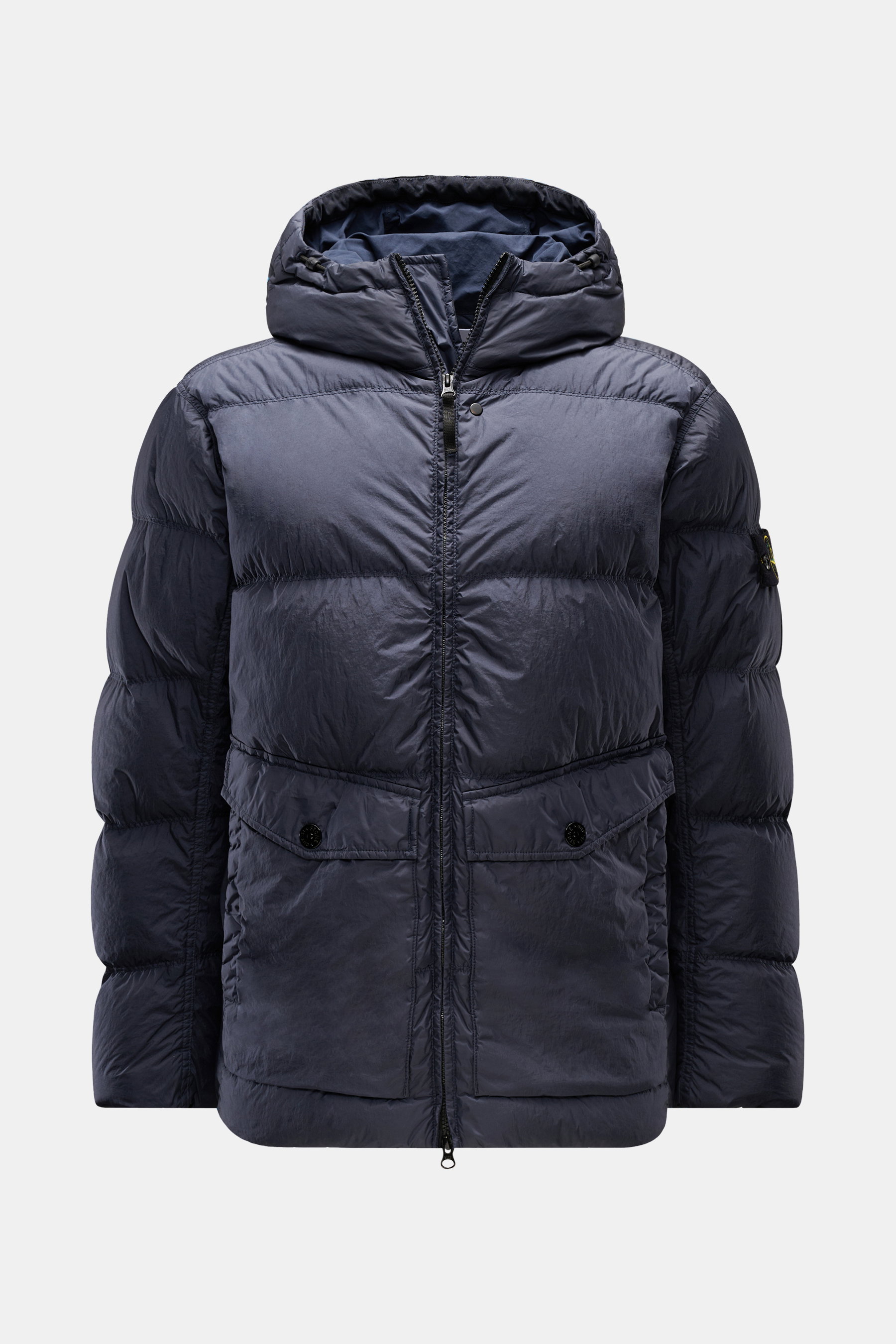 Stone Island Daunenjacke 'Garment Dyed Crinkle Reps NY' navy, frontal fotografiert, mit Kapuze, Daunenfüllung, Front- und Seitentaschen, wasserabweisend.