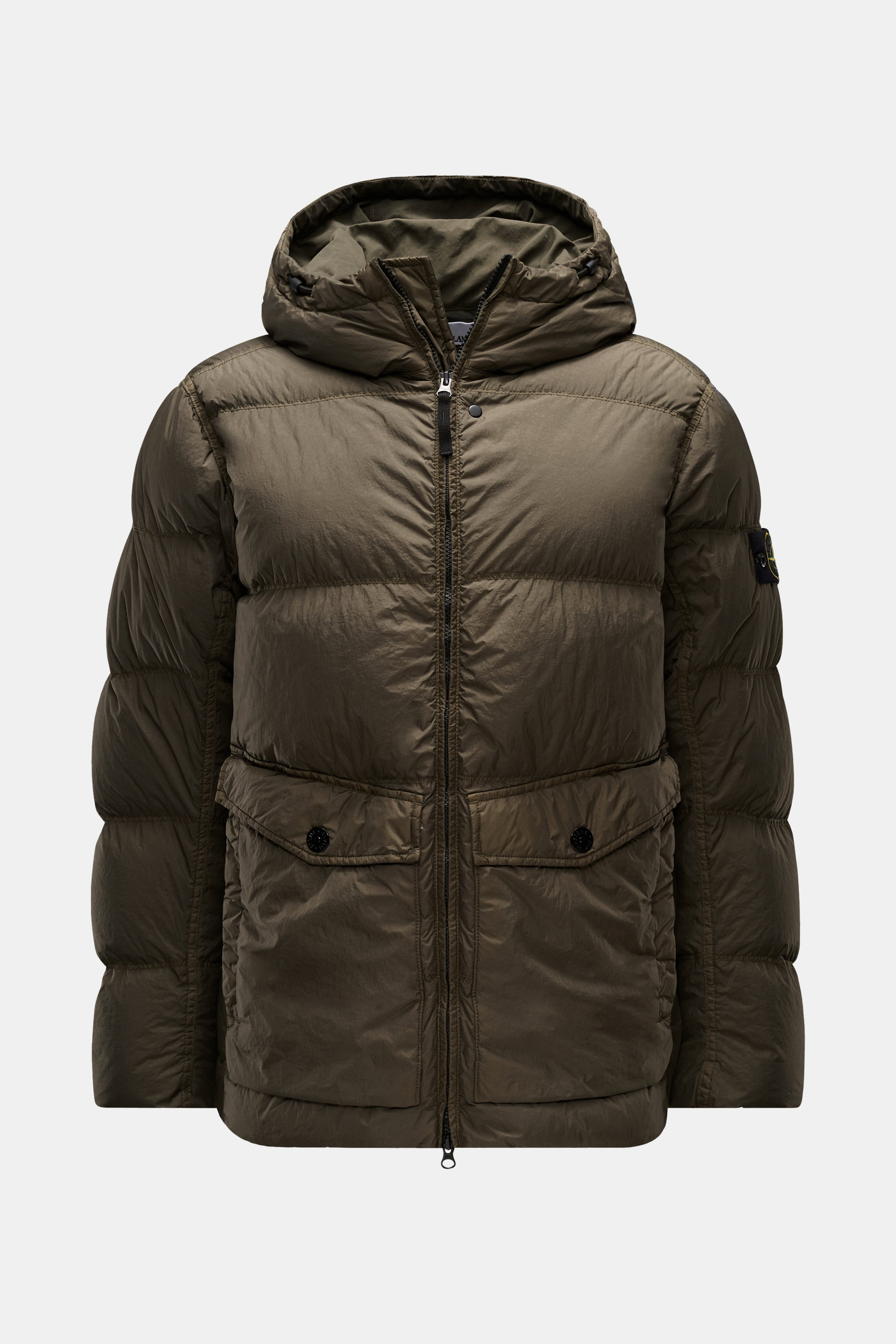 Stone Island Daunenjacke 'Garment Dyed Crinkle Reps NY' oliv, frontal fotografiert, mit Kapuze, Daunenfüllung, Front- und Seitentaschen.