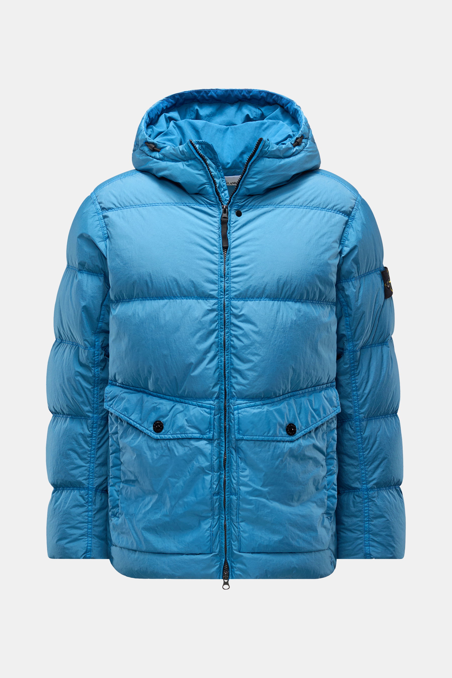 Stone Island Daunenjacke 'Garment Dyed Crinkle Reps NY' rauchblau, frontale Ansicht, Kapuze, Mikrofasermaterial, wind- und wasserabweisend, mit Fronttaschen.