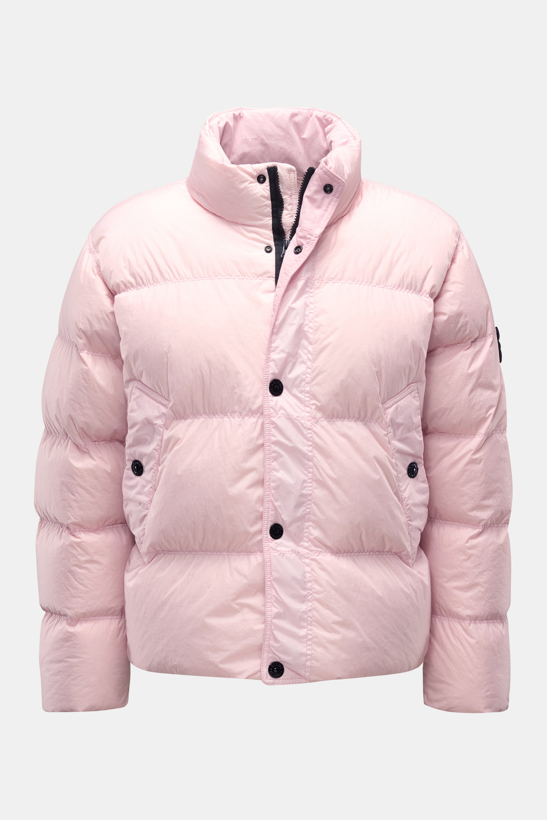 Stone Island Daunenjacke 'Garment Dyed Crinkle Reps NY' rosé, frontale Ansicht, gesteppte, wasserabweisende Crinkle-Microfaser, warme Daunenfüllung, Stehkragen, Druckknöpfe, Kompass-Badge am Ärmel.