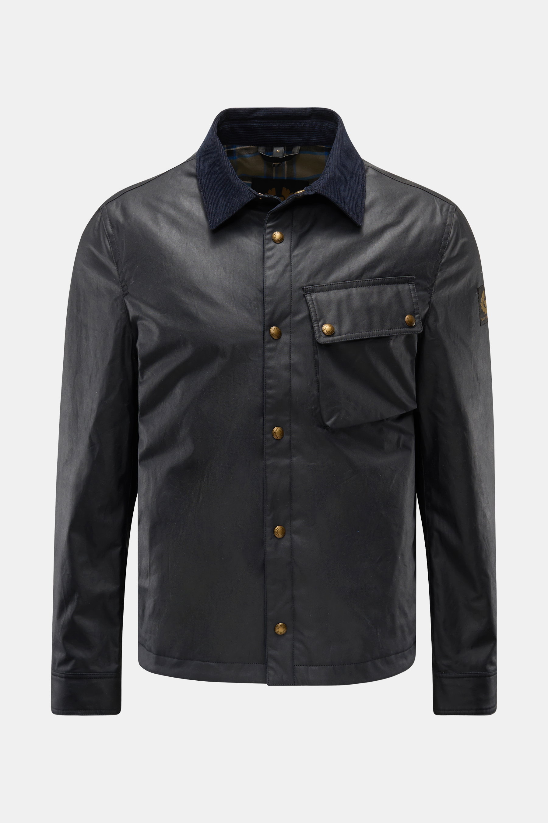 Belstaff Jacke 'Ground' dark olive, frontale Nahaufnahme, kastiger Schnitt, gewachste Baumwolle, Slim Fit, Cordkragen, Tartanfutter, Brusttasche mit Patte, Druckknöpfe.