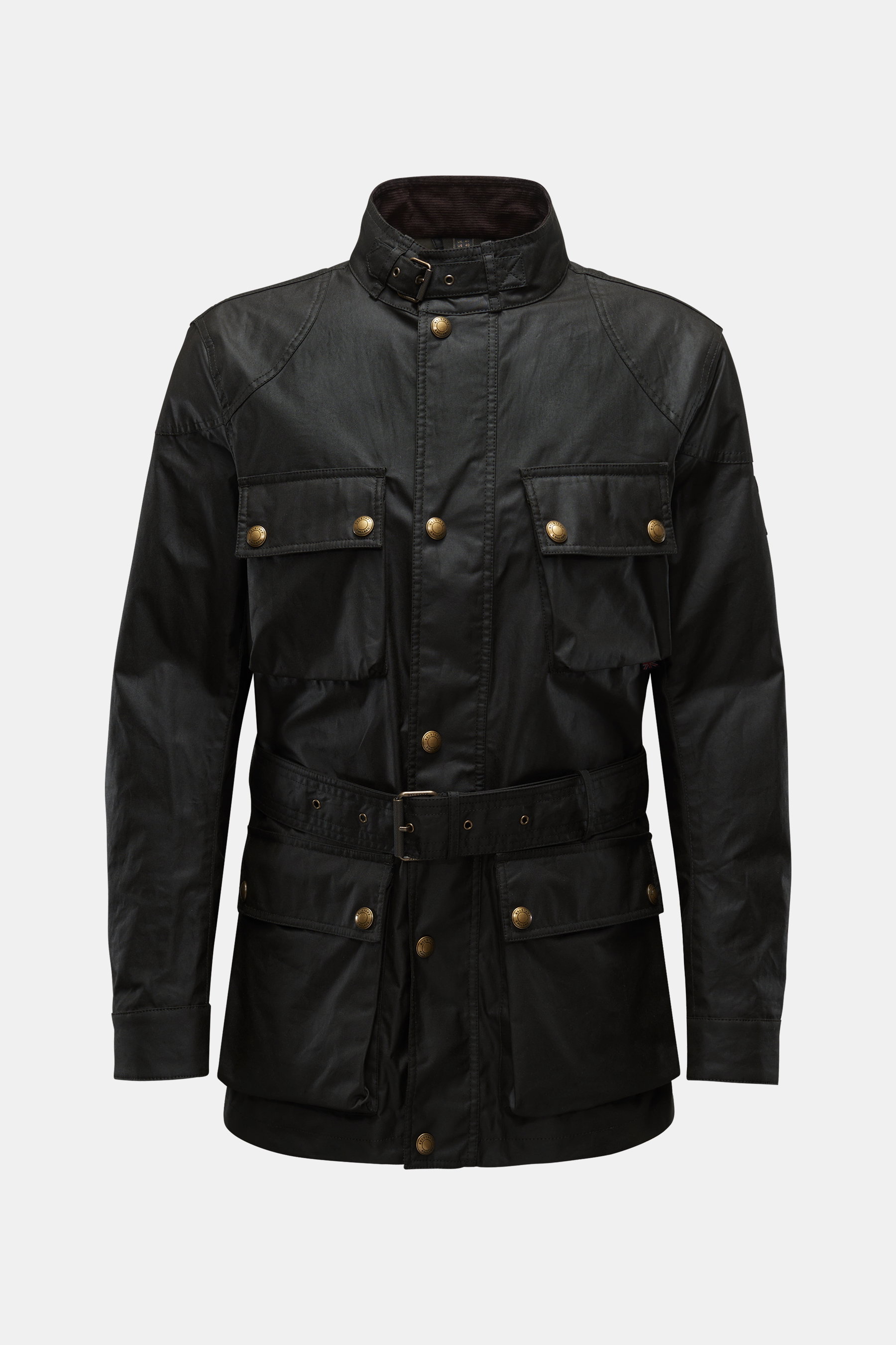 Belstaff Wachsjacke 'Trialmaster' schwarz, frontale Nahaufnahme, gewachste, wasserabweisende Baumwolle, Slim Fit, Taillengürtel, aufgesetzte Taschen, robuster Reißverschluss, Cordkragen, Druckknöpfe, BELSTAFF-Logo am Oberarm, regulierbare Ärmel.
