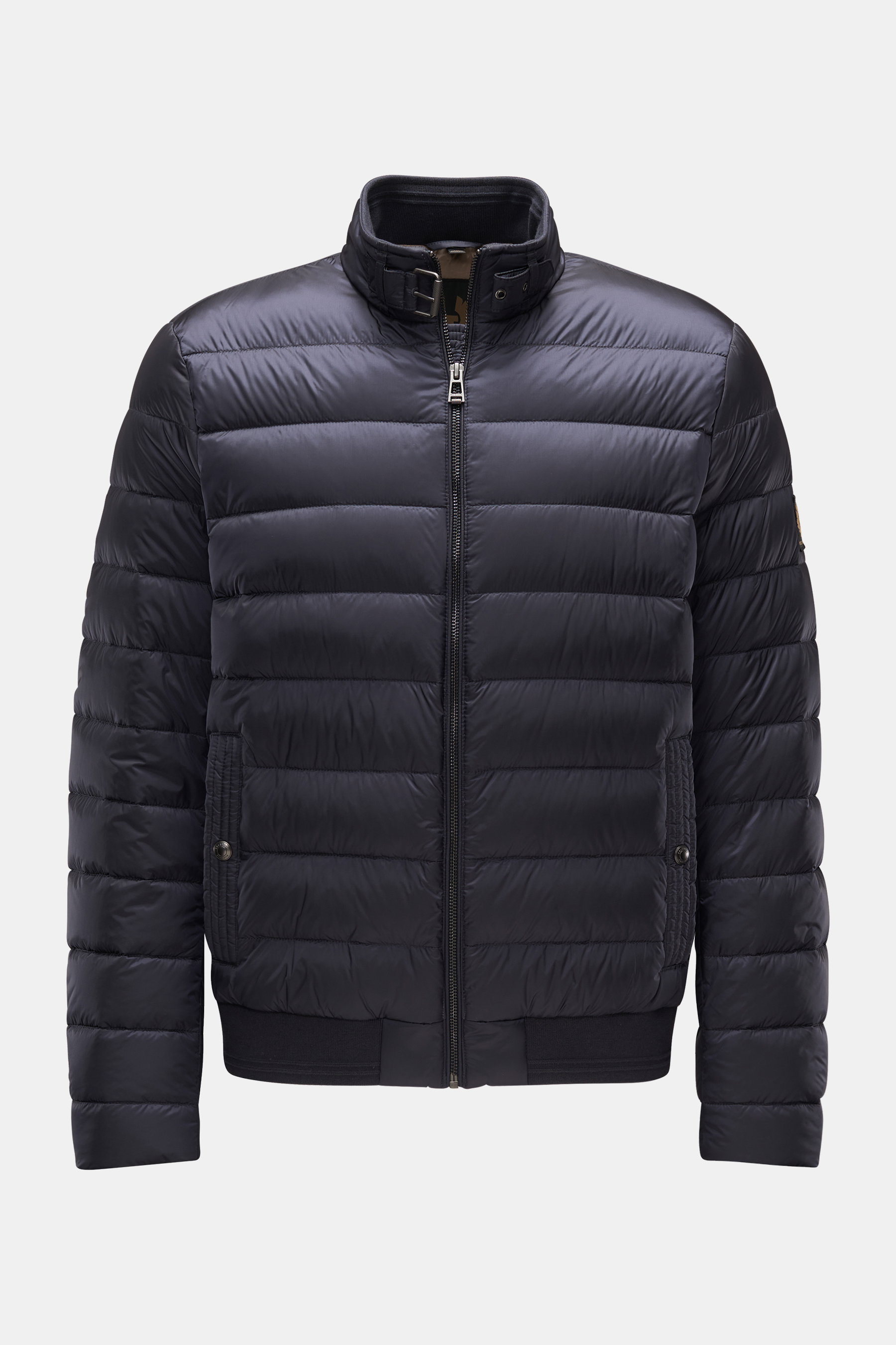 Belstaff Daunenblouson 'Circuit' navy, frontal fotografiert, mit Boudin-Steppung, Slim Fit, Stehkragen, Reißverschluss, Hüfttaschen, Windschutz- und Saumbündchen.