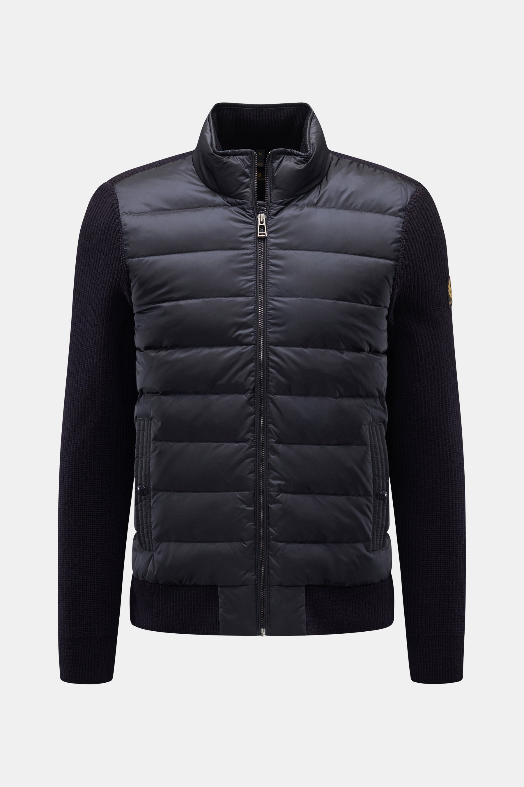 Belstaff Daunenjacke 'Circuiteer' dark navy, Frontansicht, gesteppte Microfaser-Daunenfront, Strickärmel aus Wolle, Slim Fit, Stehkragen, Rippbündchen, Zwei-Wege-Reißverschluss, BELSTAFF-Weblabel am Oberarm.