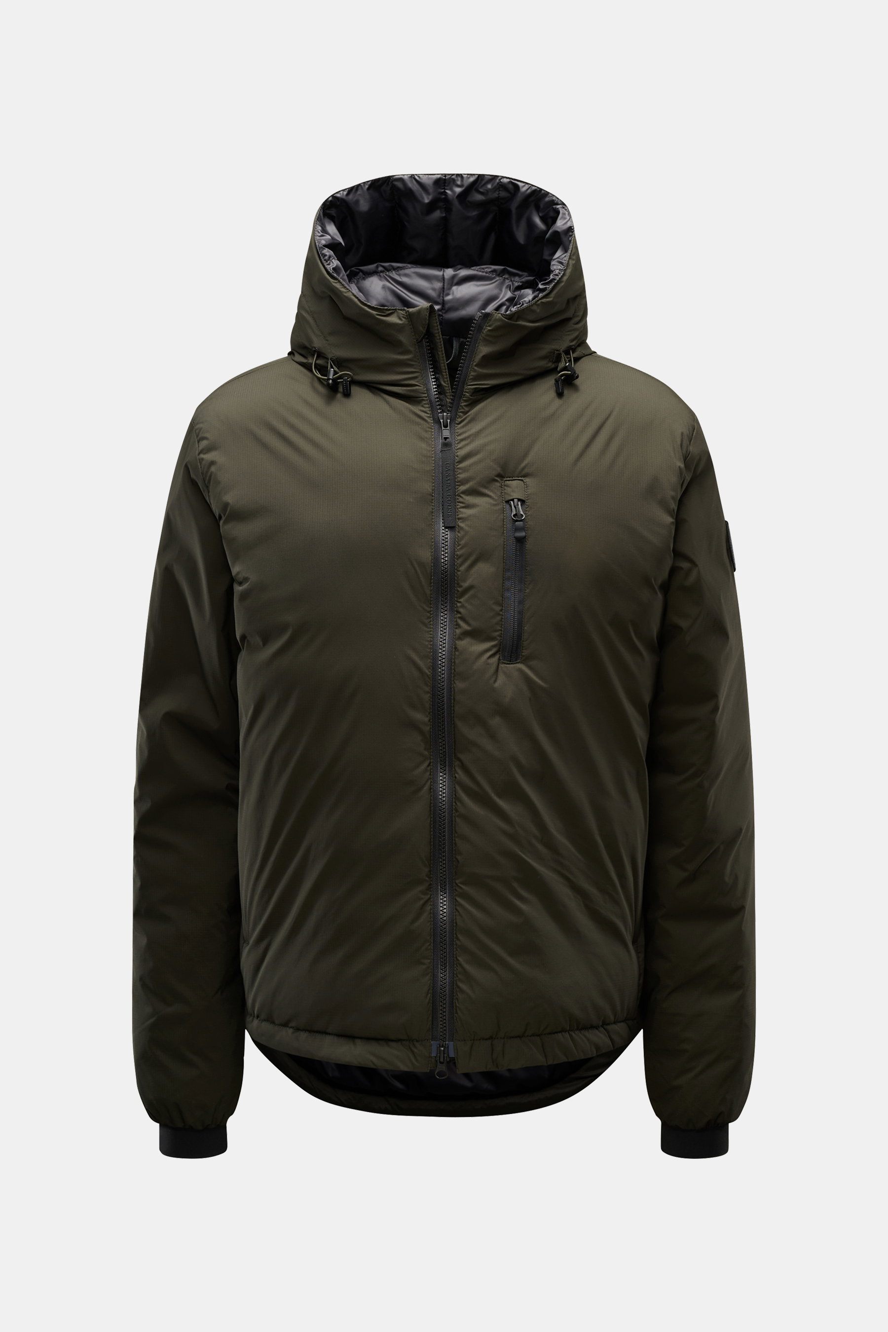 Canada Goose Daunenjacke 'Lodge Hoody' dunkelgrün, frontale Nahaufnahme, leichte, wattierte Outdoorjacke mit Kapuze, Ripstop-Microfaser, wind- und wasserabweisend, Slim Fit, verstaubar.