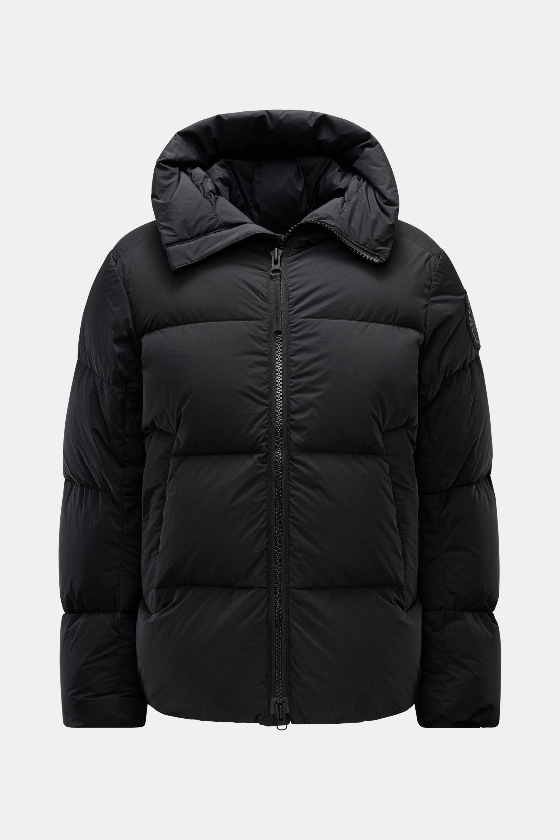Canada Goose Daunenjacke 'Crofton Puffer' schwarz, voluminös, mit Kapuze, Zwei-Wege-Reißverschluss, Popeline Microfaser, Front- und Innentaschen, Windschutzbündchen, von vorne fotografiert.