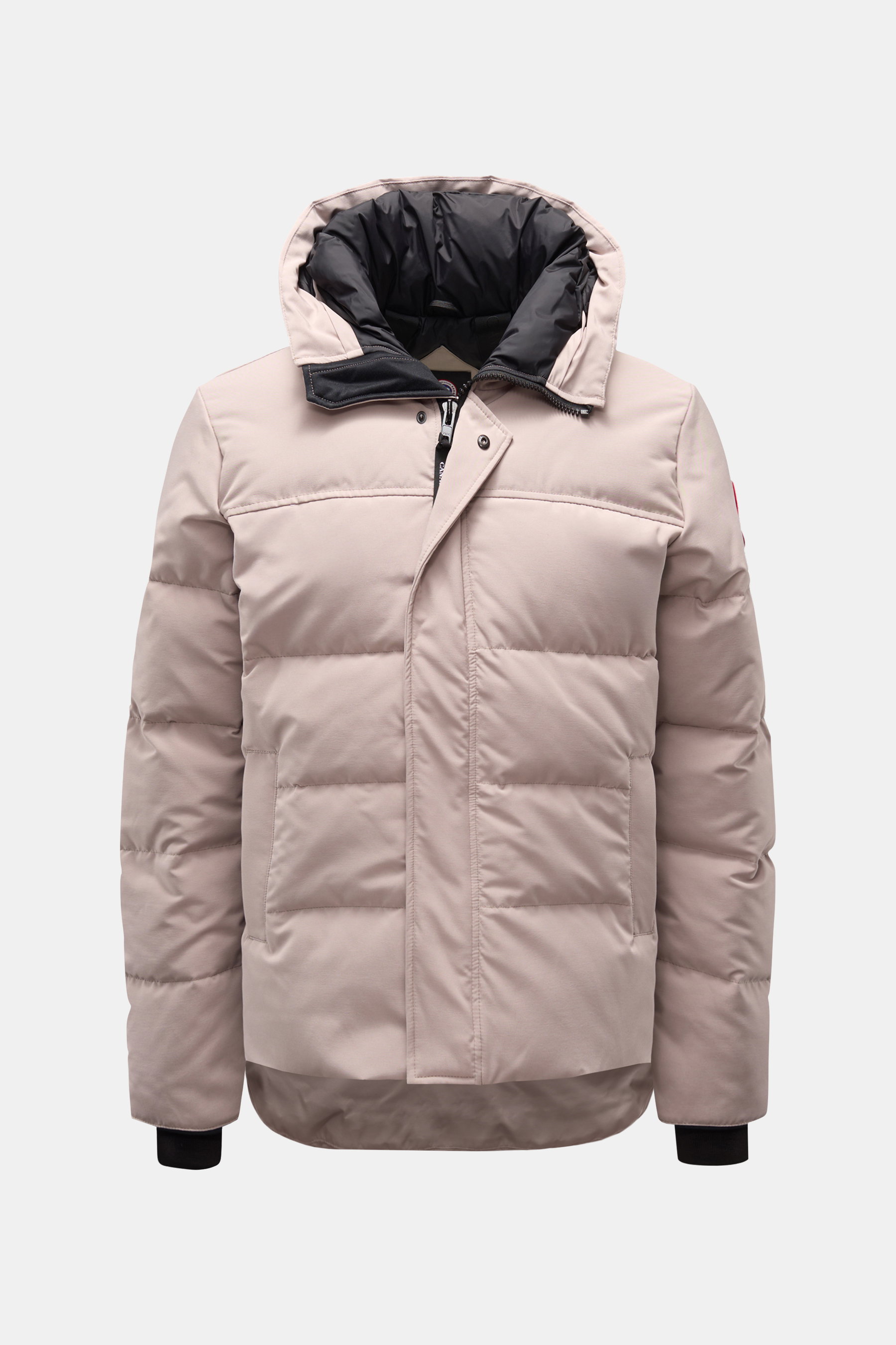 Canada Goose Daunenjacke 'Macmillan' sand, frontal fotografiert, mit hochschließender Kapuze, winddicht, wasserabweisend, Slim Fit, samtweicher Microfaser-Baumwoll-Mix.