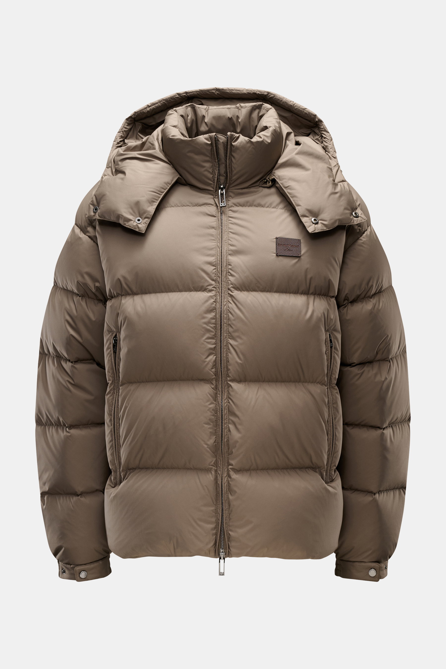 Emporio Armani Daunenjacke taupe, frontale Aufnahme, mit abnehmbarer Kapuze, zwei-Wege-Reißverschluss, Leder-Logo-Patch, Zipper-Taschen, verstellbare Bündchen.