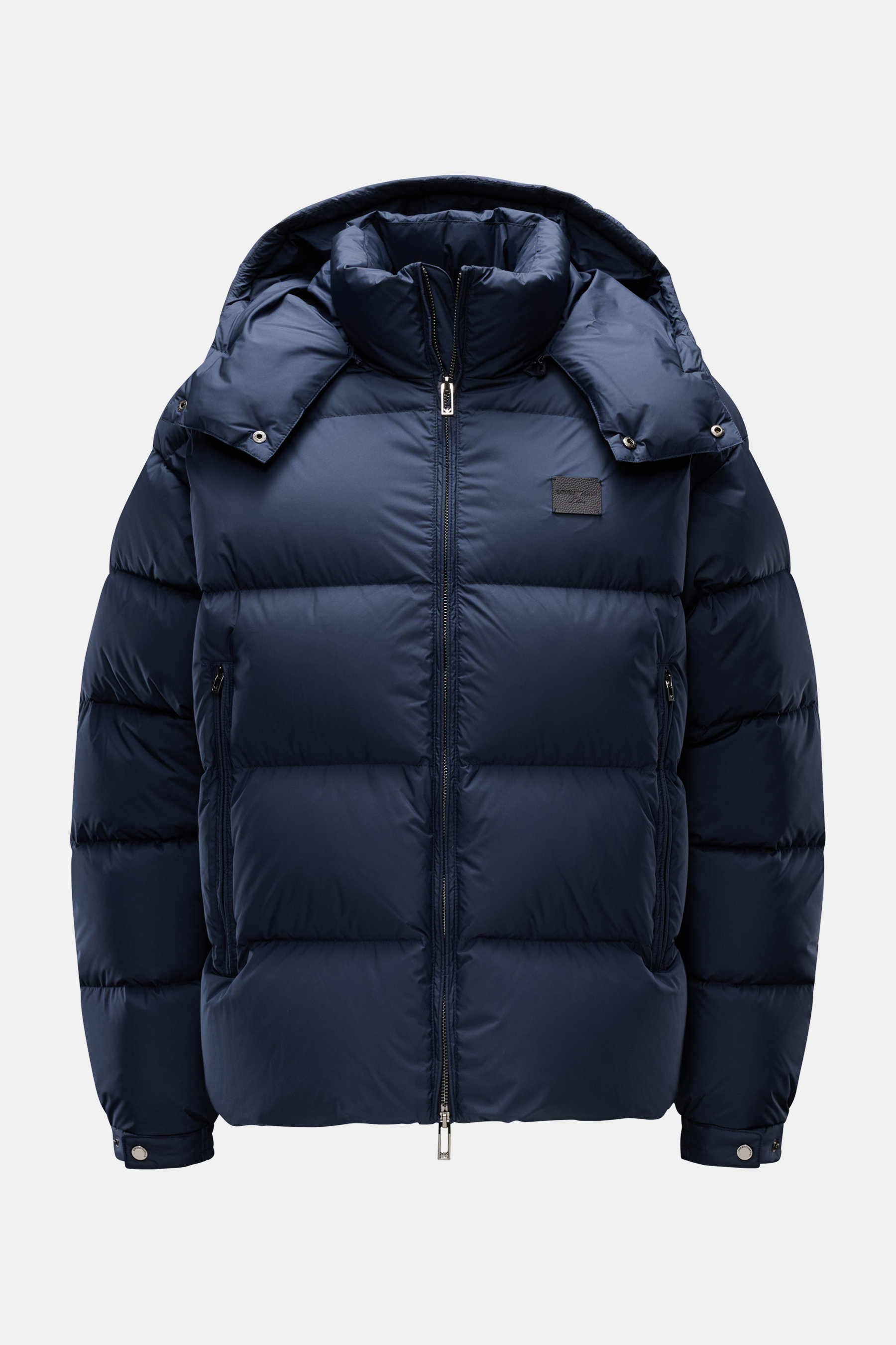 Emporio Armani Daunenjacke navy, frontal fotografiert, mit abnehmbarer Kapuze, zwei-Wege-Reißverschluss, Zipper-Taschen, Leder-Logo, verstellbaren Bündchen.