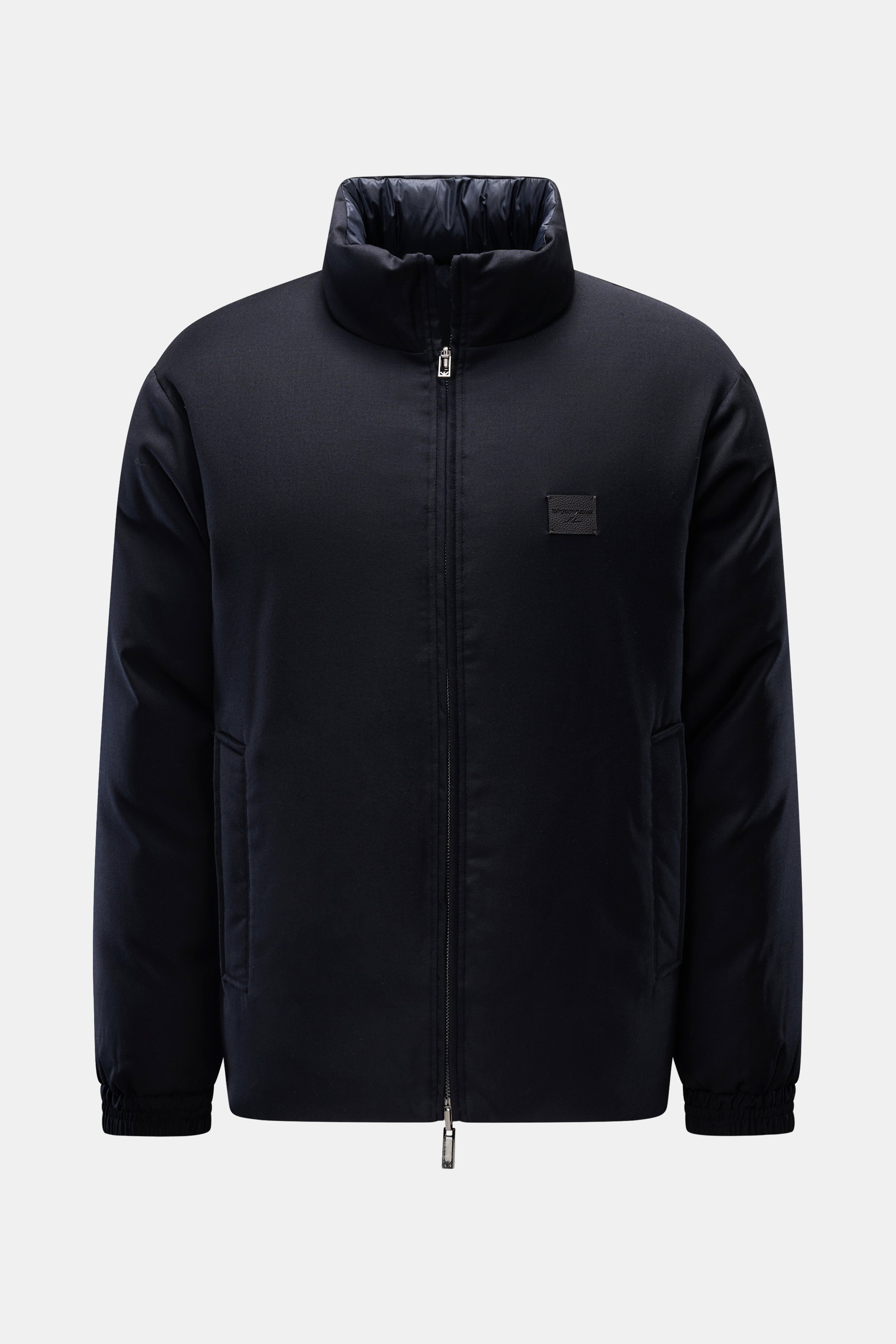 Emporio Armani Wende-Daunenjacke navy, frontal fotografiert, Slim Fit mit Twill-Woll-Mischung, Daunenfüllung, Stehkragen und Zipper-Taschen.