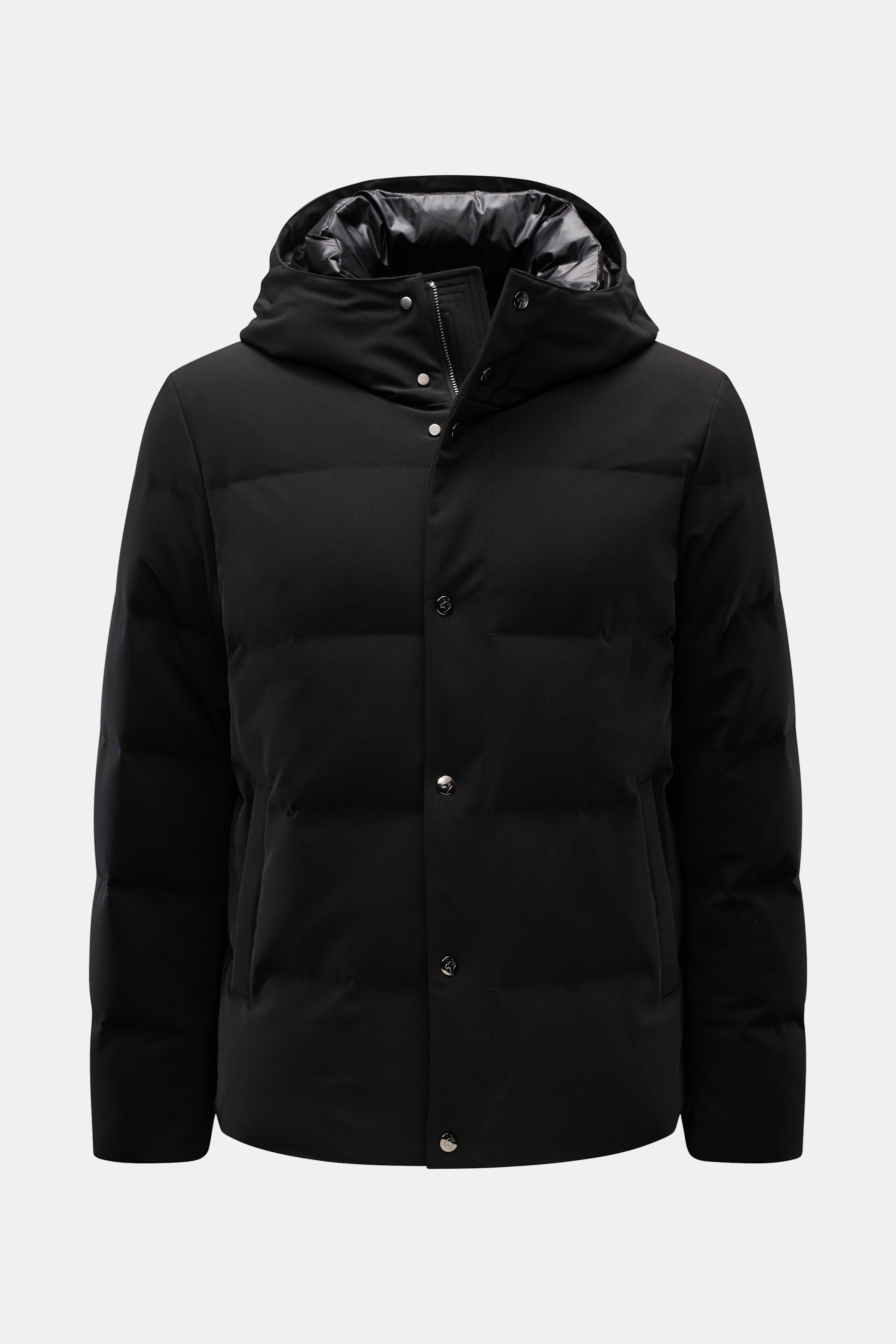 Montecore Daunenjacke schwarz, frontal mit Kapuze, Microfaser, Slim Fit, Daunenfüllung, Zwei-Wege-Reißverschluss, Windblende, elastische Bündchen.