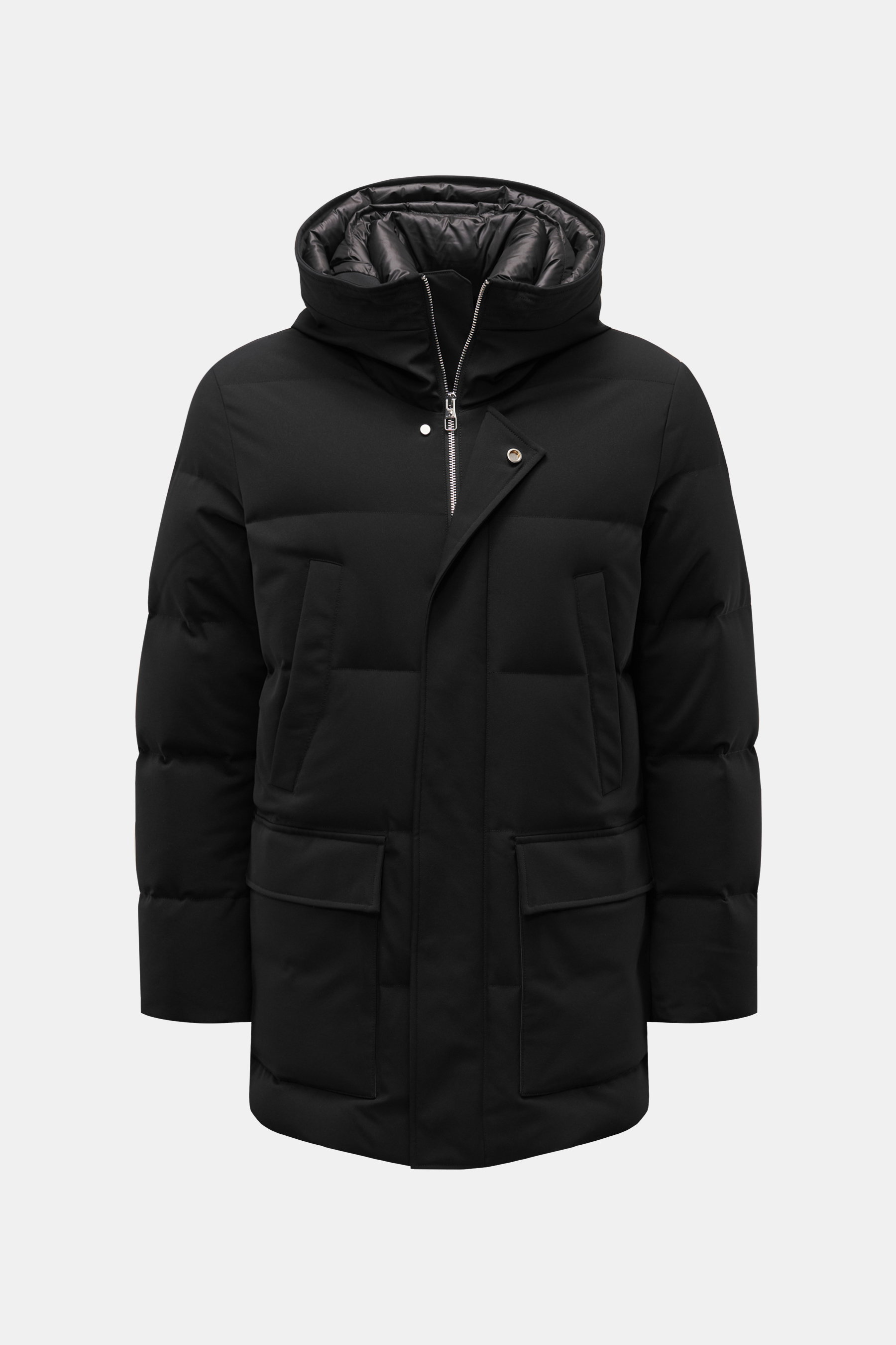 Montecore Daunenjacke schwarz, frontale Ansicht, Twill Microfaser, weicher Griff, wärmende Daunenfüllung, gesteppte Optik, Regular Fit, zwei-Wege-Reißverschluss, Windblende mit Druckknöpfen, Kapuze, schräge Fronttaschen, aufgesetzte Hüfttaschen, geschmeid