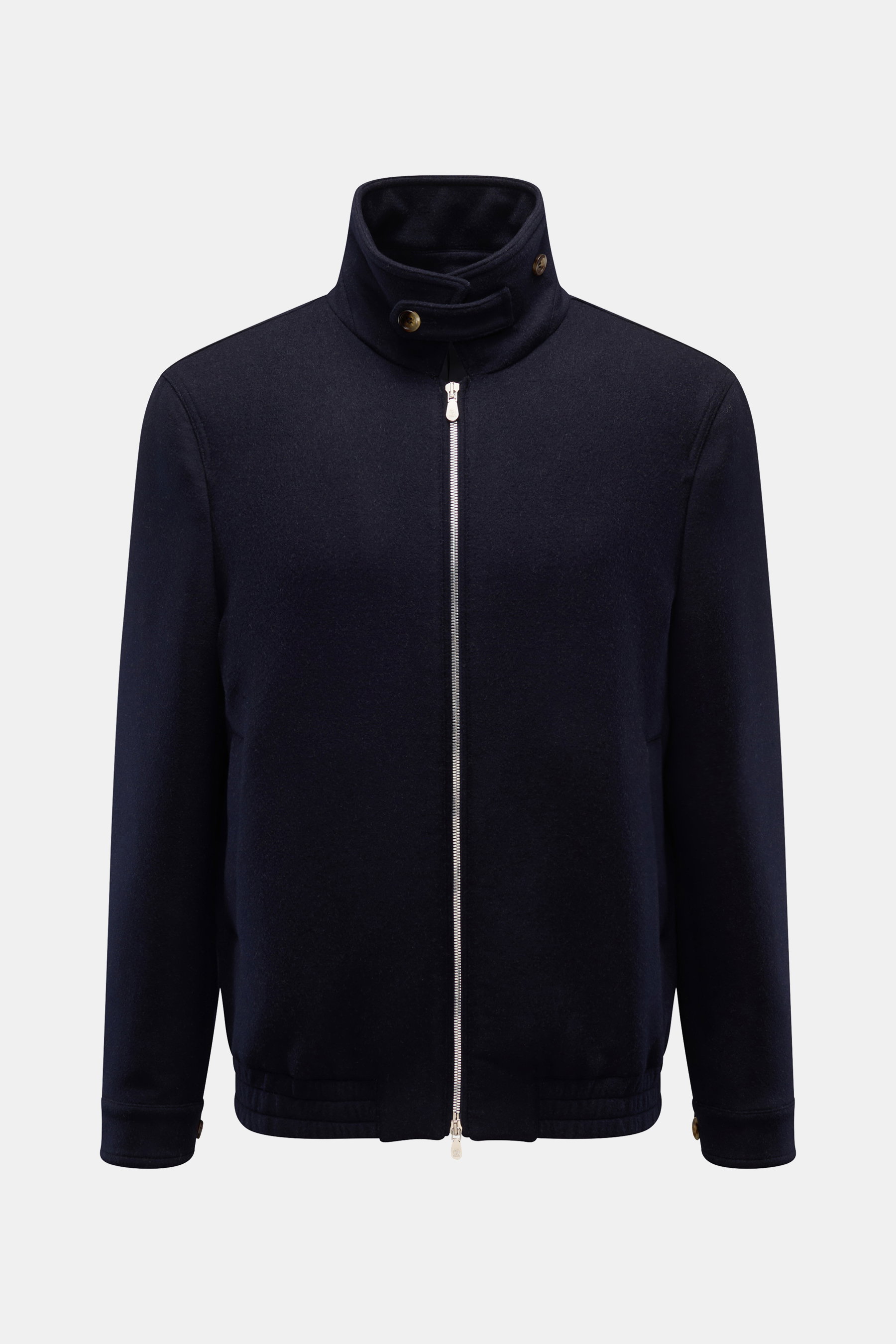 Brunello Cucinelli Jacke navy, Slim Fit, aus reiner Wolle mit geschmeidigem Griff, Zwei-Wege-Reißverschluss, variabler Kragen, schräge Leistentaschen, Ärmel-Druckknöpfe, elastischer Saum, kontrastfarbener Futterstoff, zwei Innentaschen, Frontalaufnahme.