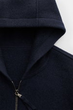 Close-up front view of the Lunaria Cashmere Cashmere Jacke navy, an unlined 100% cashmere jacket with hood, slim fit, two-way zipper, ribbed cuffs, and side seam pockets. Puristischer Luxus: Diese ungefütterte Jacke aus 100 % Cashmere von LUNARIA CASHMERE