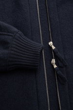 Close-up front view of the Lunaria Cashmere Cashmere Jacke navy showing the ribbed cuff and two-way zipper, puristischer Luxus: Diese ungefütterte Jacke aus 100 % Cashmere von LUNARIA CASHMERE ist der ideale Begleiter für die Übergangszeit zwischen Sommer