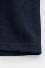 Close-up view of the sleeve hem of the Lunaria Cashmere Cashmere Jacke navy, showcasing its pure cashmere, soft texture, and elastic cuff. Puristischer Luxus: Diese ungefütterte Jacke aus 100 % Cashmere von LUNARIA CASHMERE ist der ideale Begleiter für di